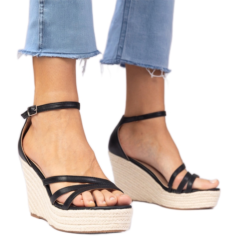 Sandalias negras alojadas en cuña negro