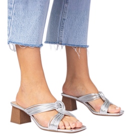Chanclas elegantes de plata en el bloque