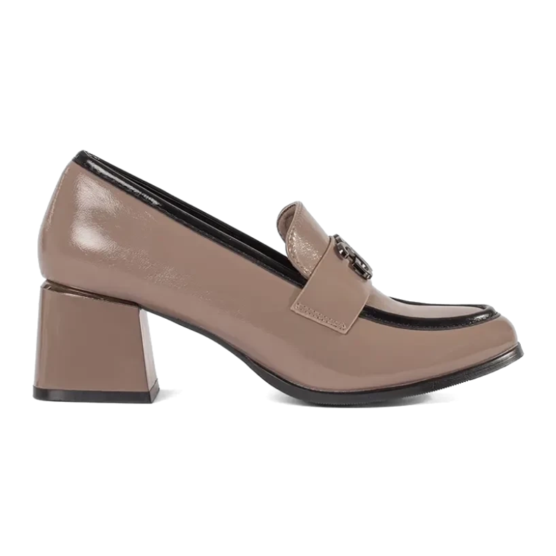 Tacones topo con un adorno beige