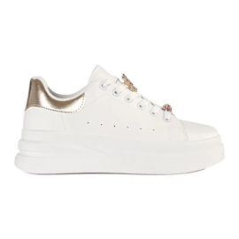 Zapatillas blancas en la plataforma con pin blanco