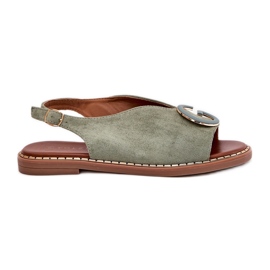 Sandalias planas con un adorno verde