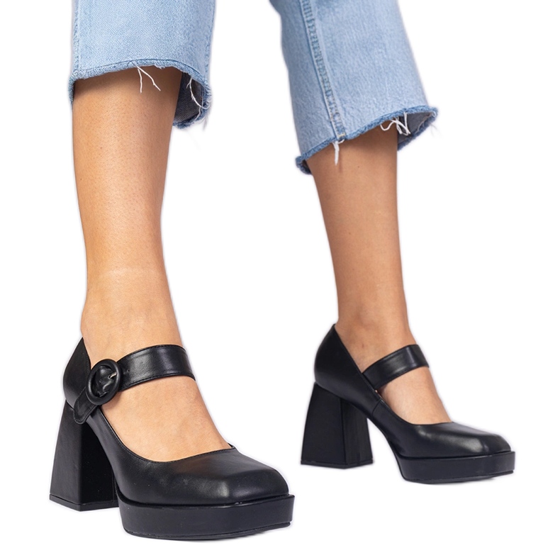 Bombas negras con una nariz cuadrada y una hebilla negro Bombas negras con una nariz cuadrada y una hebilla negro