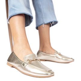 Mocasines elegantes dorados con una decoración dorada y circones Mocasines elegantes dorados con una decoración dorada y circones
