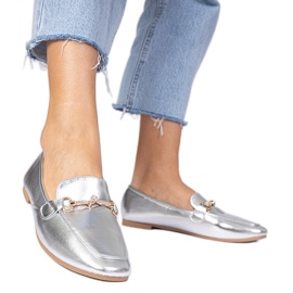 Mocasines elegantes de plata con una decoración dorada y circonitos Mocasines elegantes de plata con una decoración dorada y circonitos