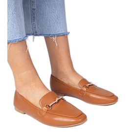 Mocasines marrones elegantes con una decoración dorada y circones marrón
