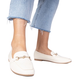 Mocasines elegantes beige con una decoración dorada y circones Mocasines elegantes beige con una decoración dorada y circones