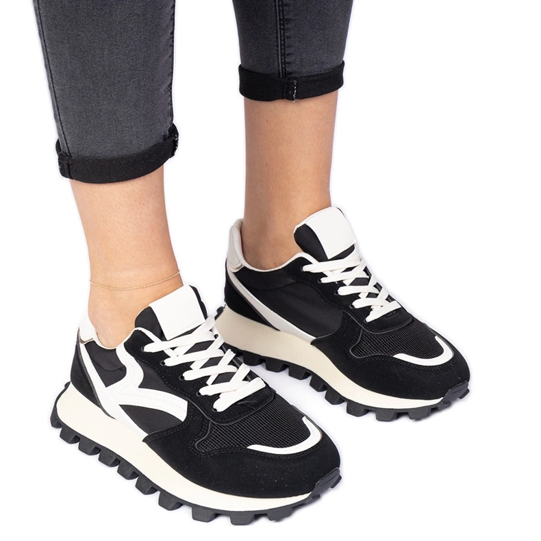 Zapatillas deportivas de mujer negras. negro