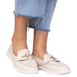Mocasines de mujer beige con una decoración dorada