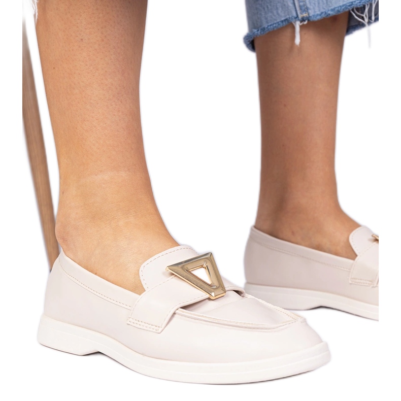 Mocasines de mujer beige con una elegante decoración