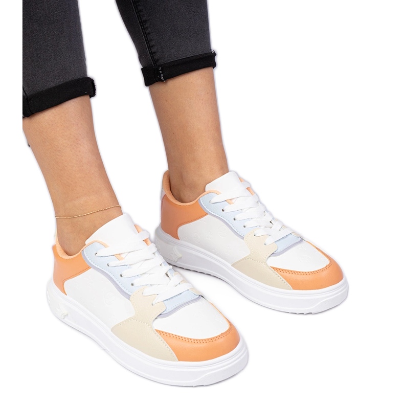Zapatillas de deporte deportivo de naranja blanca de cuero ecológico blanco