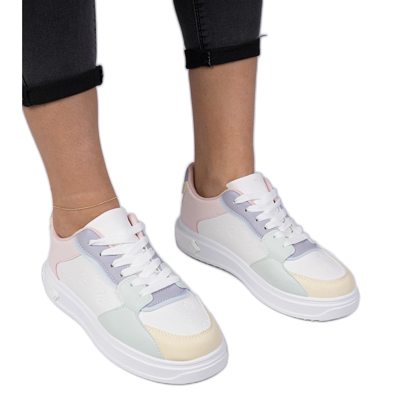 Zapatillas deportivas blancas y azules de eco-cuero blanco Zapatillas deportivas blancas y azules de eco-cuero blanco