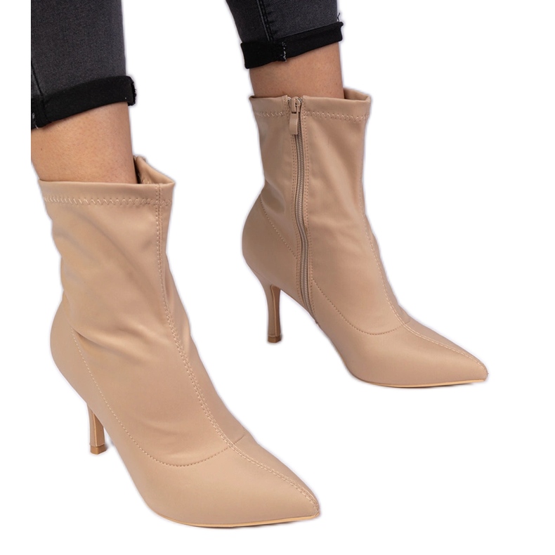 Botas beige con un acabado satinado en un alfiler