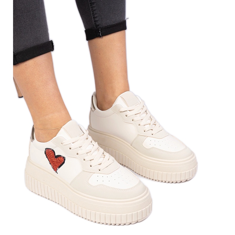 Zapatillas beige para mujeres con corazón brocado