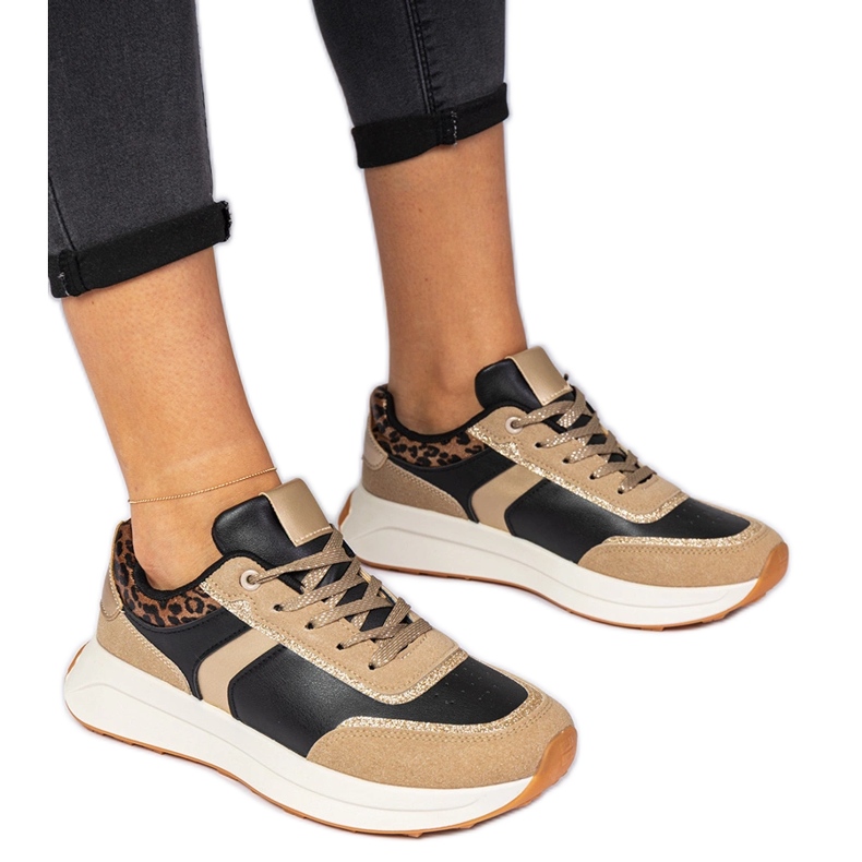 Zapatillas negras para mujeres con brillo con un patrón animal negro