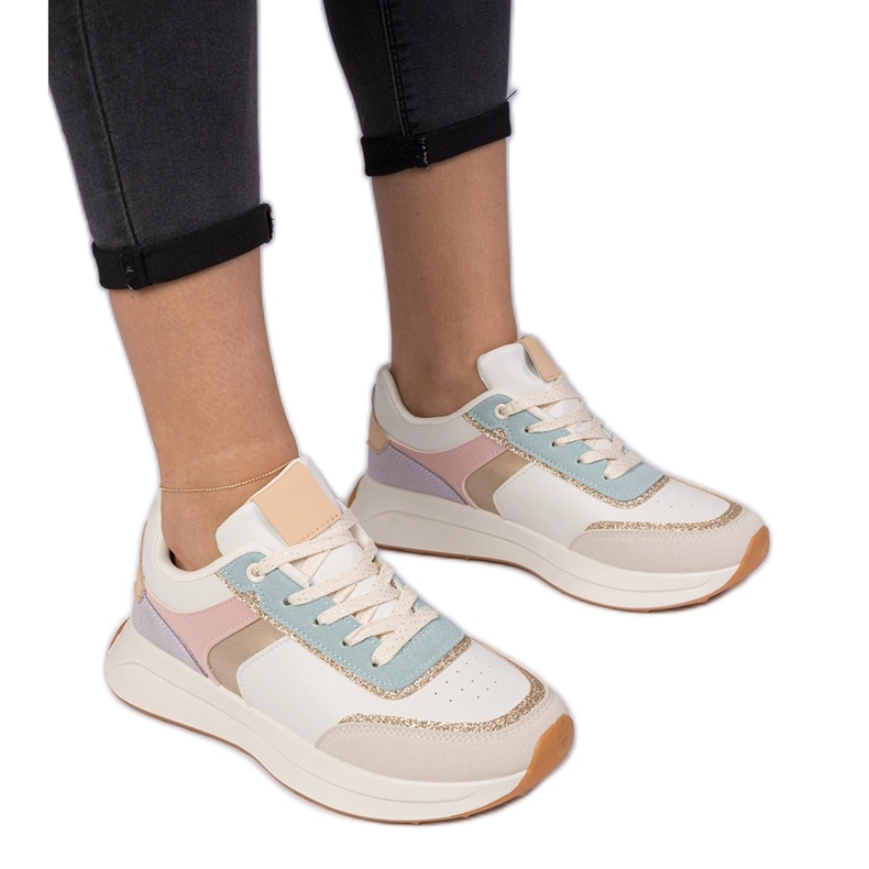 Zapatillas de zapatillas multicolores con brillo con un patrón animal beige Zapatillas de zapatillas multicolores con brillo con un patrón animal beige