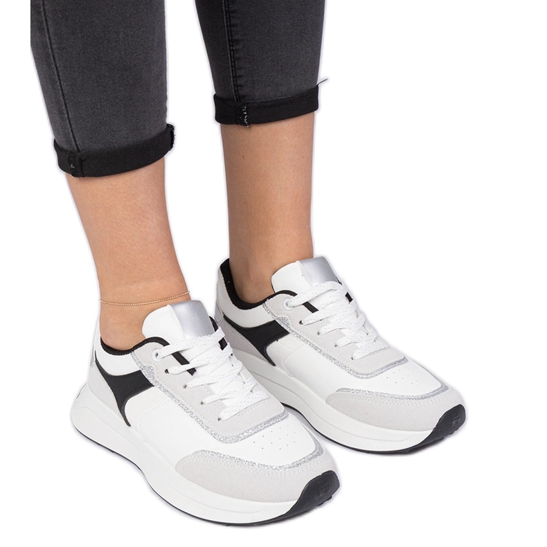 Zapatillas blancas de mujer con purpurina. blanco