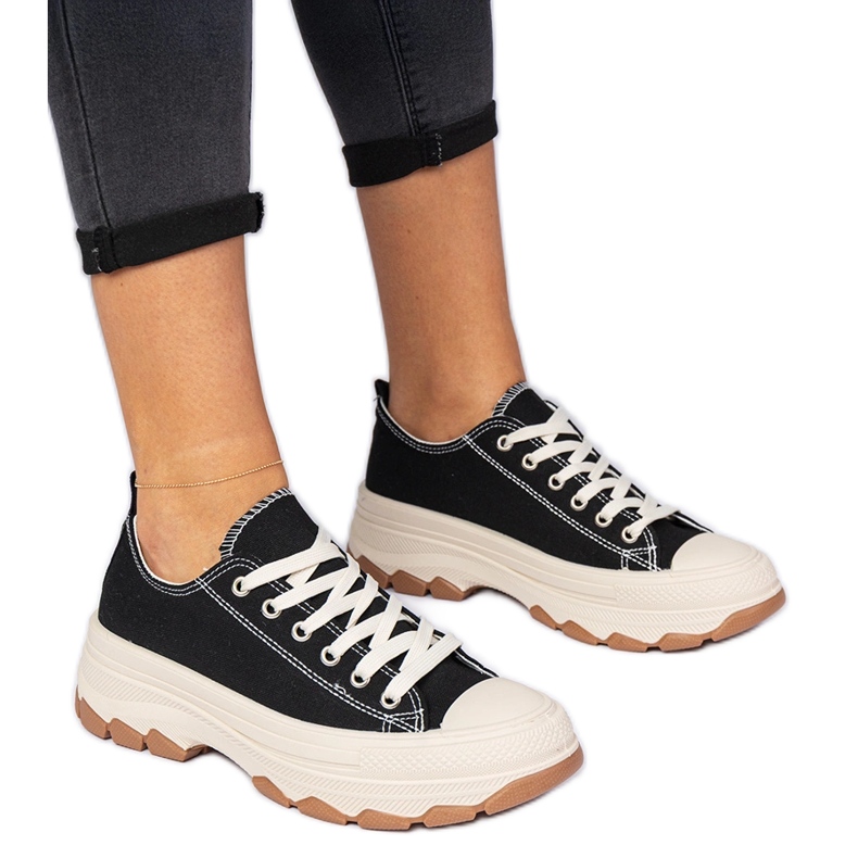 Zapatillas negras con suela gruesa. negro