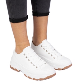 Zapatillas blancas con suela gruesa. blanco