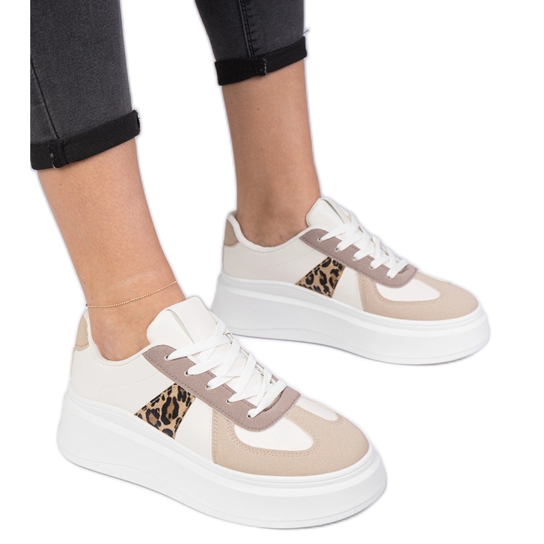 Zapatillas de deporte beige en la plataforma