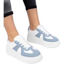 Zapatillas de zapatillas azules en la plataforma
