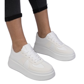 Zapatillas de deporte de zapatillas blancas en la plataforma blanco
