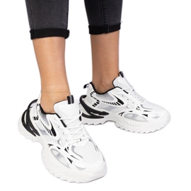 Zapatillas deportivas blancas con suela maciza. blanco