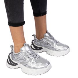 Zapatillas de deporte de Silver Sports en una suela masiva plata