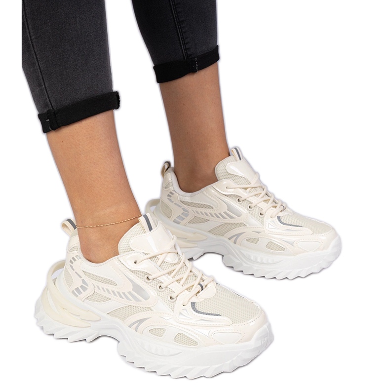 Beige Sports Sneakers en una suela masiva