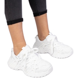 Zapatillas blancas en una suela masiva. blanco Zapatillas blancas en una suela masiva. blanco