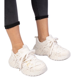Zapatillas beige con suela maciza. Zapatillas beige con suela maciza.