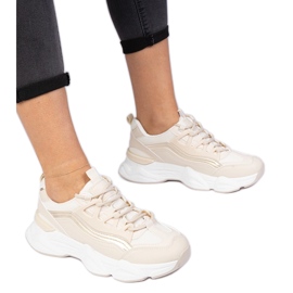 Zapatillas beige para mujeres con una adición dorada