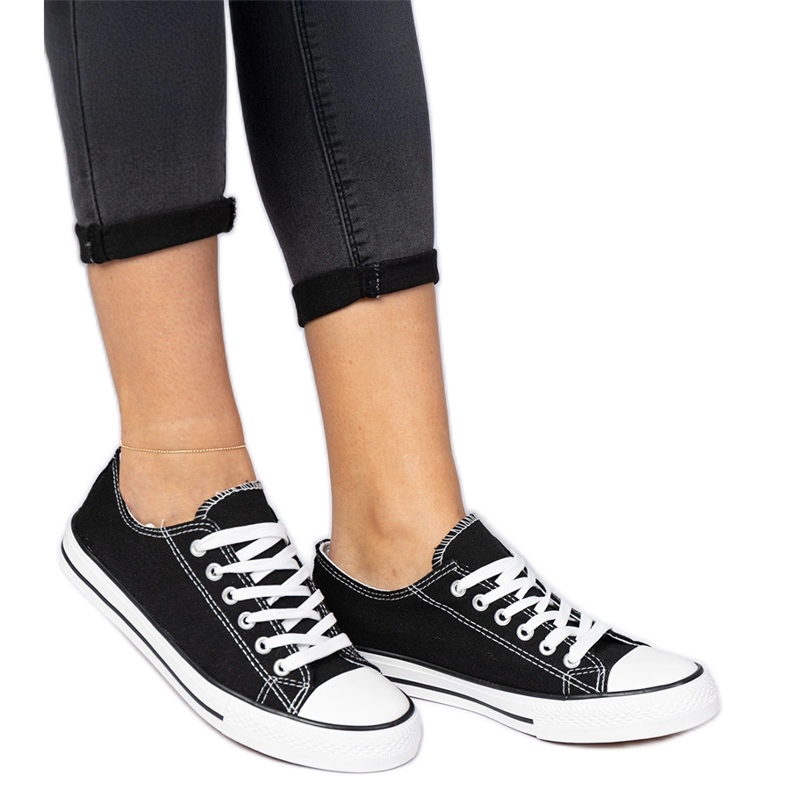 Zapatillas clásicas negras de mujer. negro