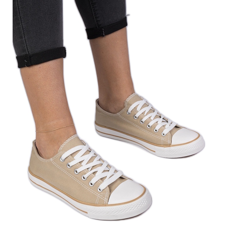 Zapatillas beige clásicas de zapatillas