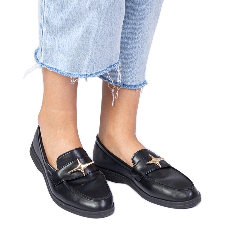 Mocasines de mujer negros con decoración dorada