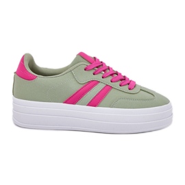 Zapatillas de deporte para mujeres elegantes en la plataforma verde