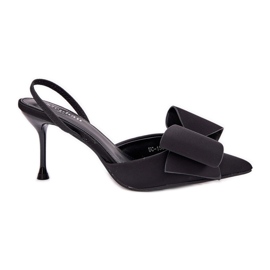 Tacones altos con tacones desnudos y un arco negro