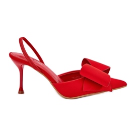 Tacones altos con tacones desnudos y un arco rojo