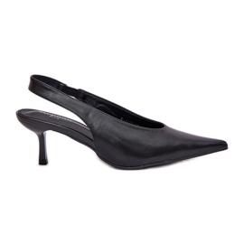 Tacones altos con un talón de cuero ecológico al aire libre negro
