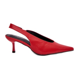 Tacones altos con un tacón de cuero ecológico al aire libre rojo