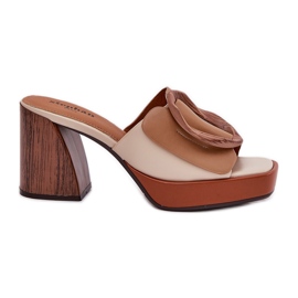 Chanclas para mujeres con hebilla de camello marrón