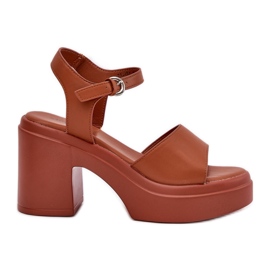 Sandalias de mujeres en una publicación masiva y plataforma de cuero eco de camello marrón