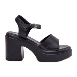Sandalias de mujeres en una publicación y plataforma masiva con negro de cuero