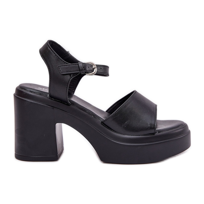 Sandalias de mujeres en una publicación y plataforma masiva con negro de cuero