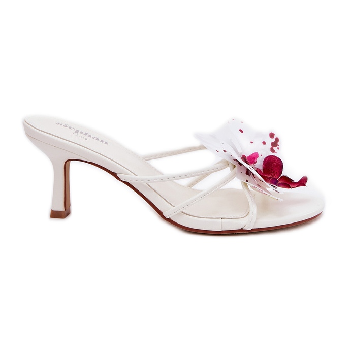 Chanclas para mujeres en un alfiler con una flor artificial de blanco Chanclas para mujeres en un alfiler con una flor artificial de blanco