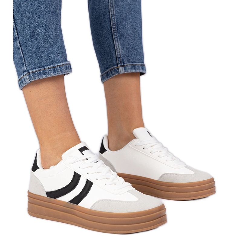 Zapatillas blancas zapatillas para mujeres con un accesorio negro blanco