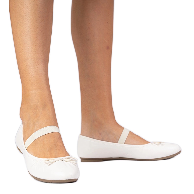 Ballerinas de mujeres blancas con arco blanco