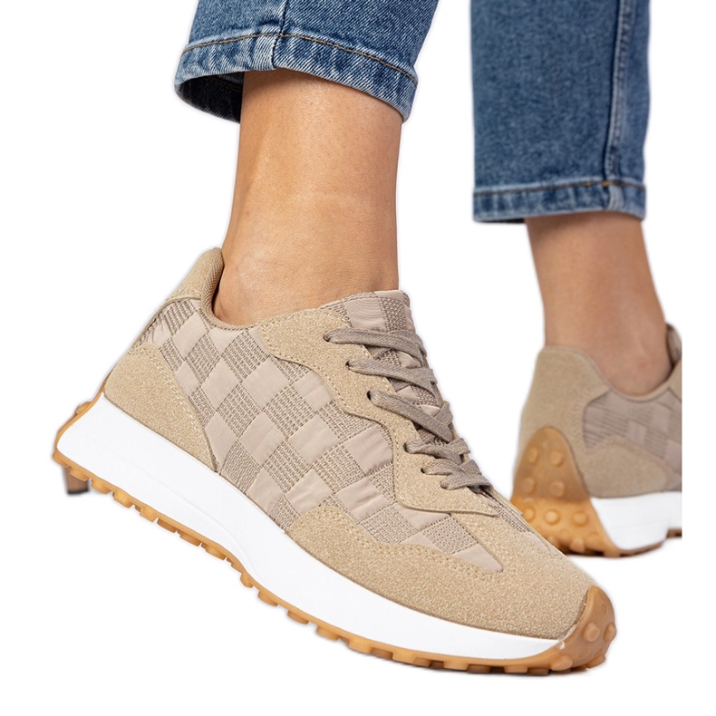 Zapatillas deportivas de mujer beige.