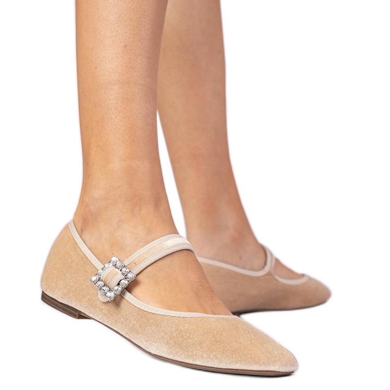 Ballerinas de terciopelo beige con una hebilla