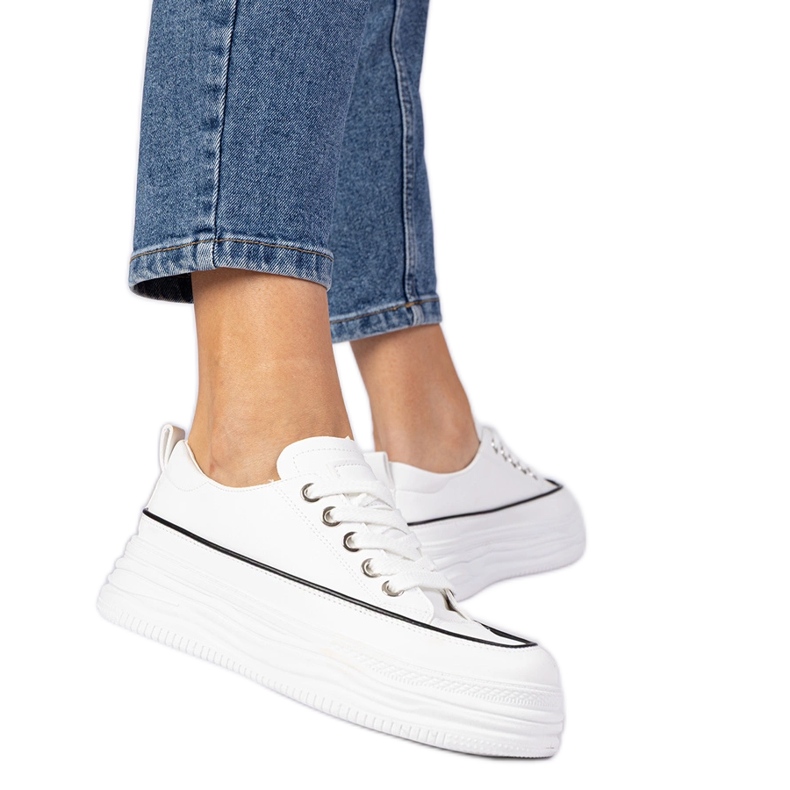 Zapatillas de deporte de mujeres blancas en una suela alta blanco