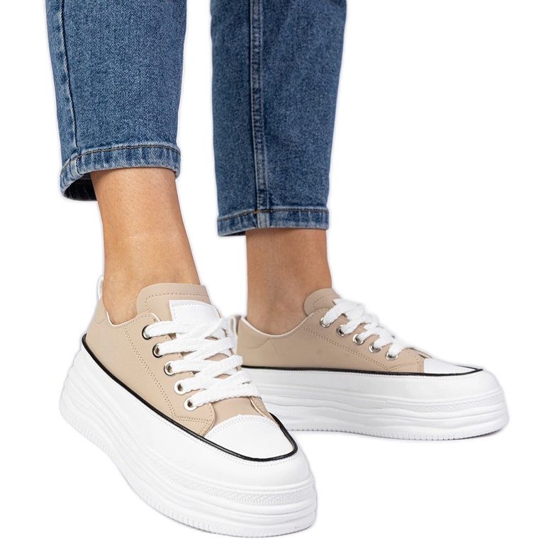 Zapatillas beige para mujeres en una suela alta